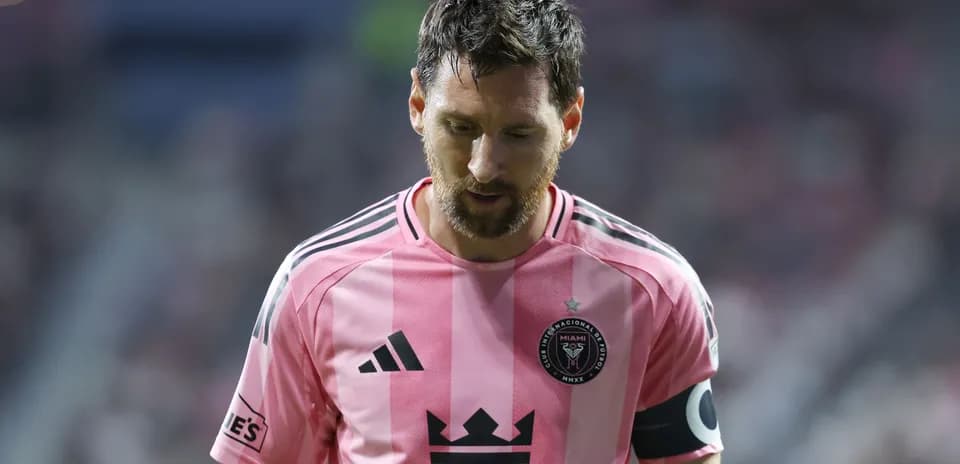 Jugador de Inter Miami en uniforme rosa durante partido
