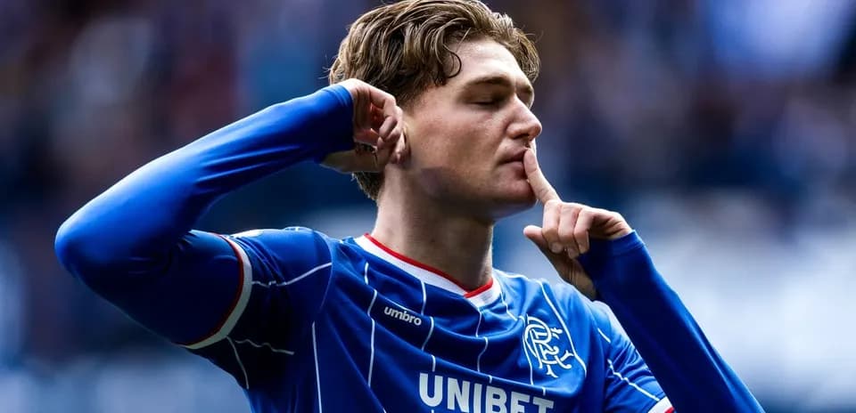 Jugador de Rangers haciendo gesto de silencio tras anotar