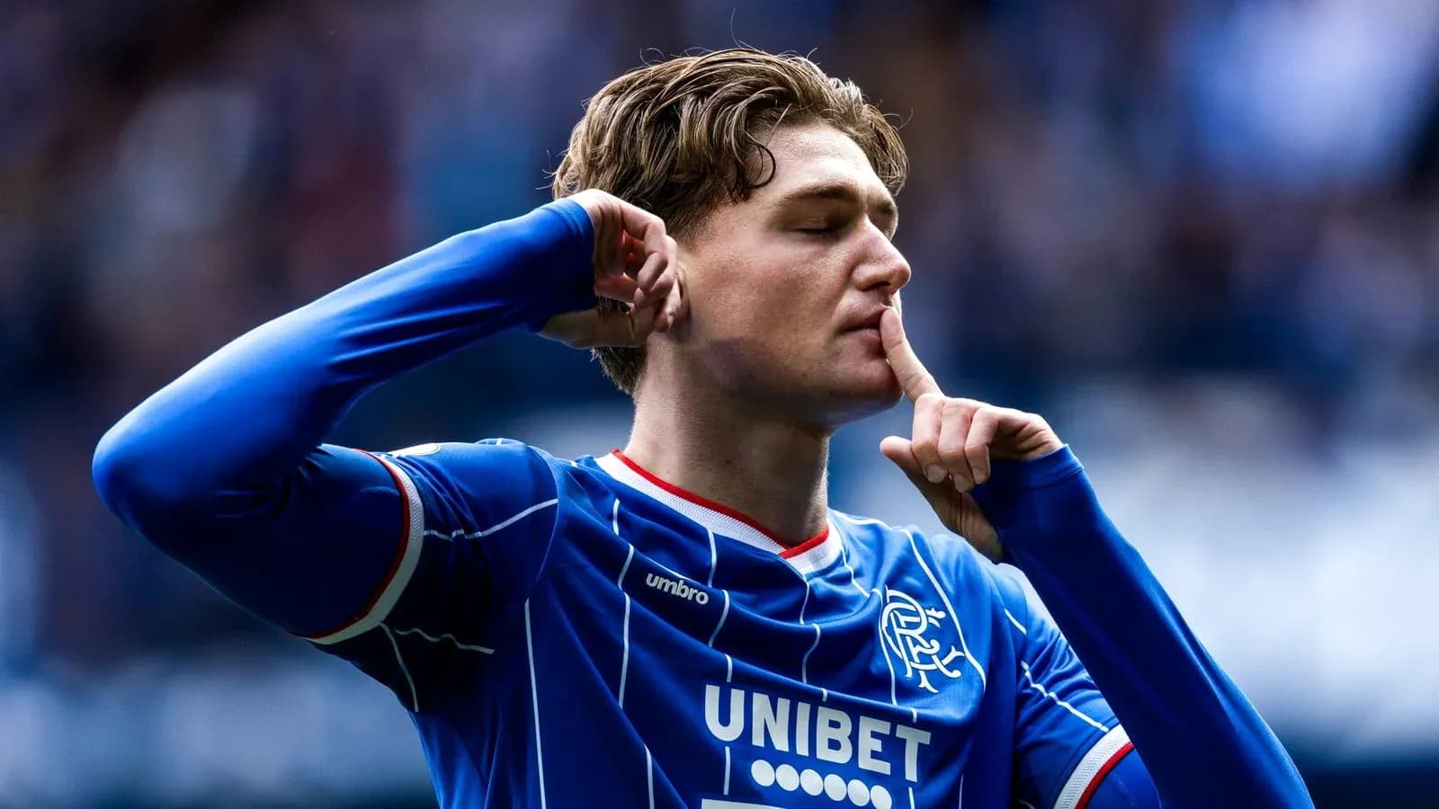 Jugador de Rangers haciendo gesto de silencio tras anotar