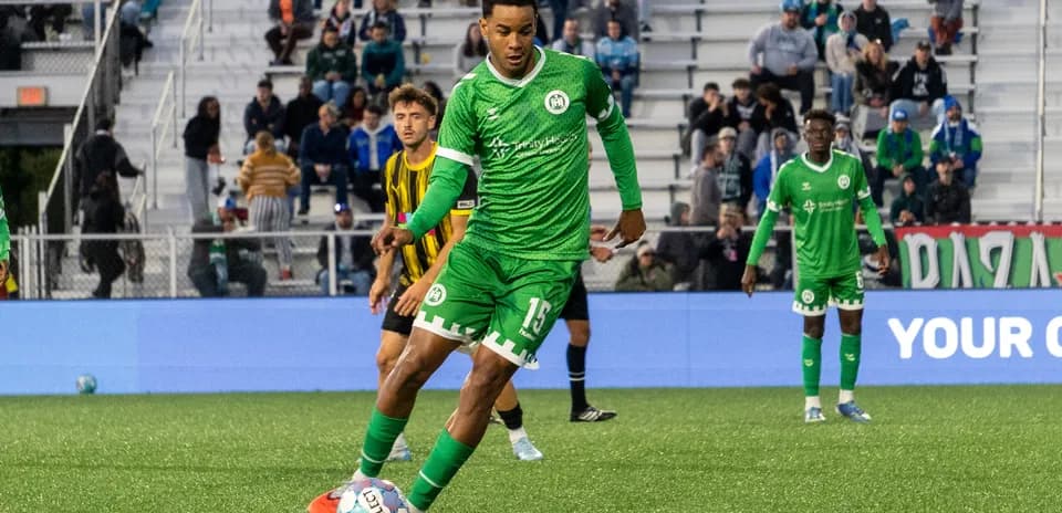 Jugador del Hartford Athletic en acción durante el partido