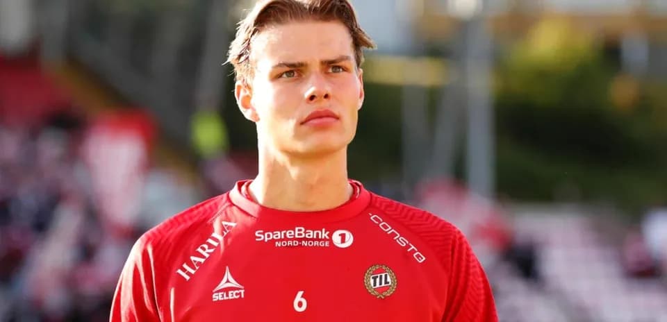 Jugador con camiseta roja de TIL en el campo