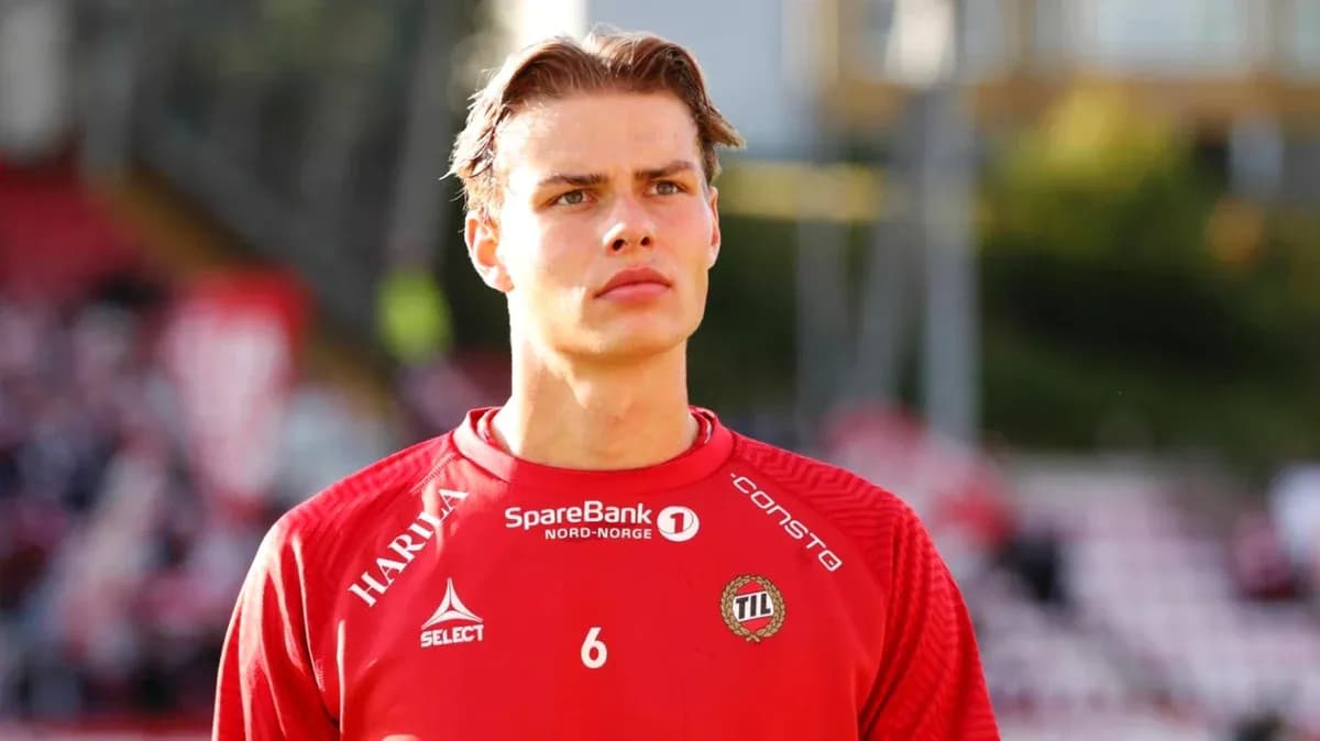 Jugador con camiseta roja de TIL en el campo