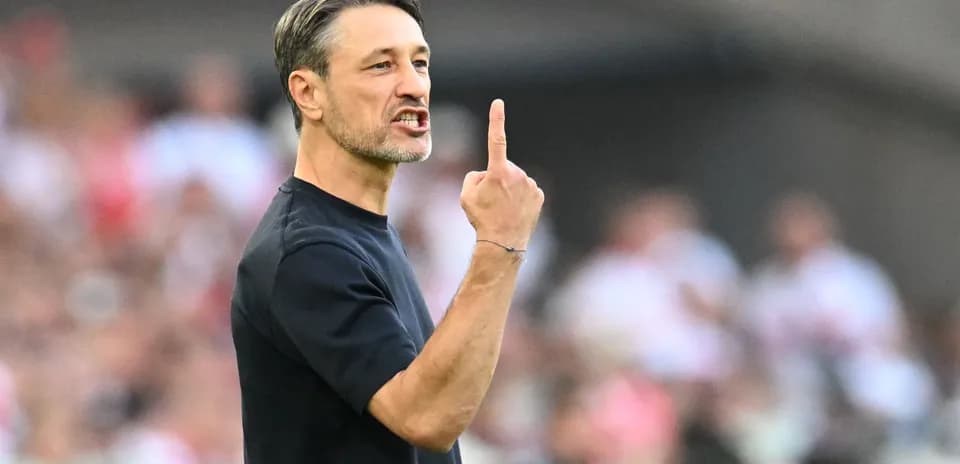 Entrenador dando instrucciones durante el partido