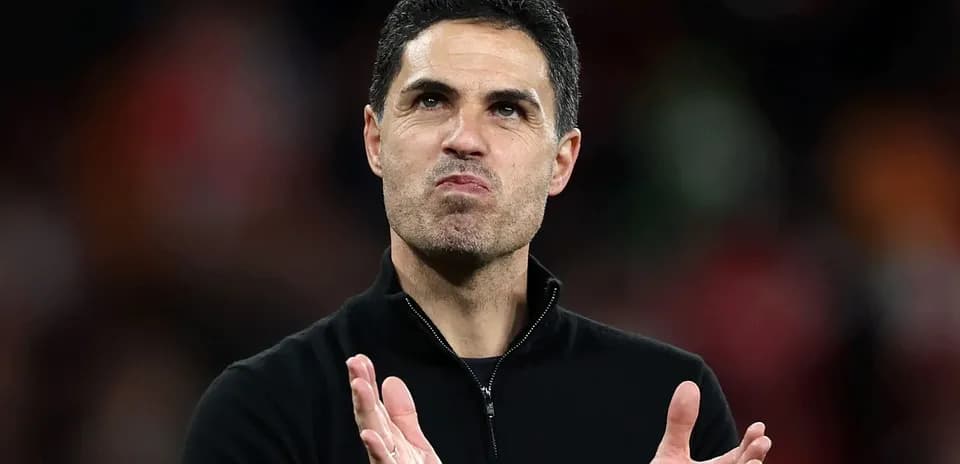 Entrenador aplaudiendo en el campo de fútbol