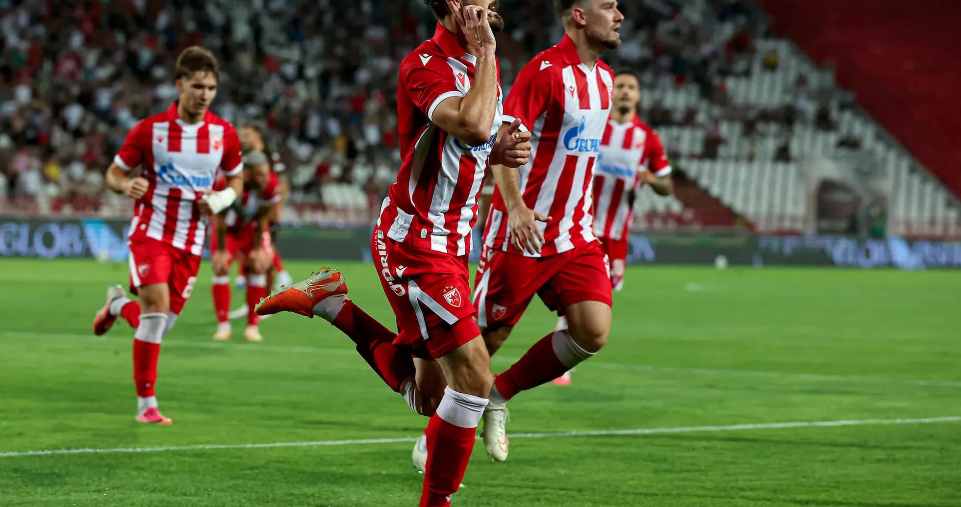 Jugadores de FK Crvena Zvezda celebrando un gol