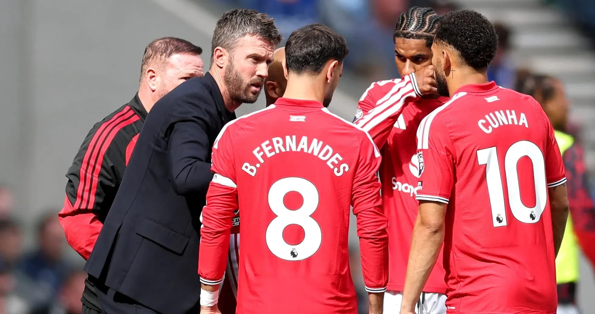 Entrenador hablando con jugadores de Manchester United