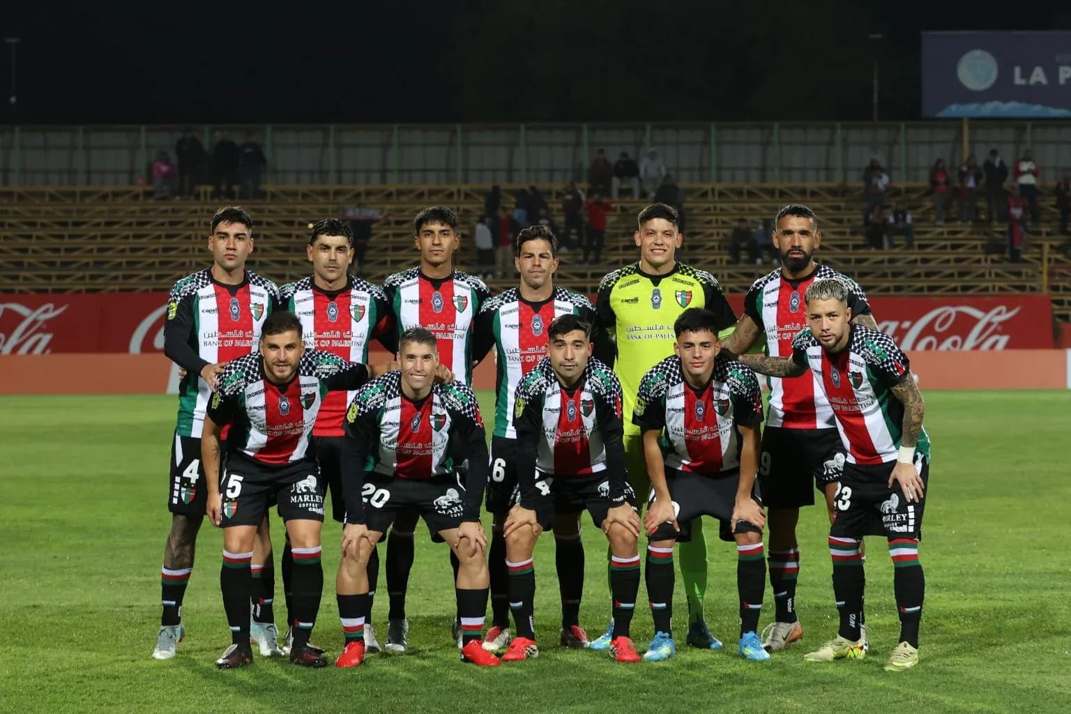 Equipo de Palestino posando para la foto