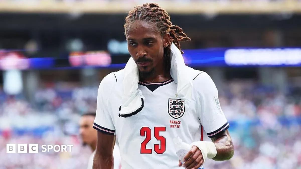 Jugador de Inglaterra saliendo del campo durante el partido