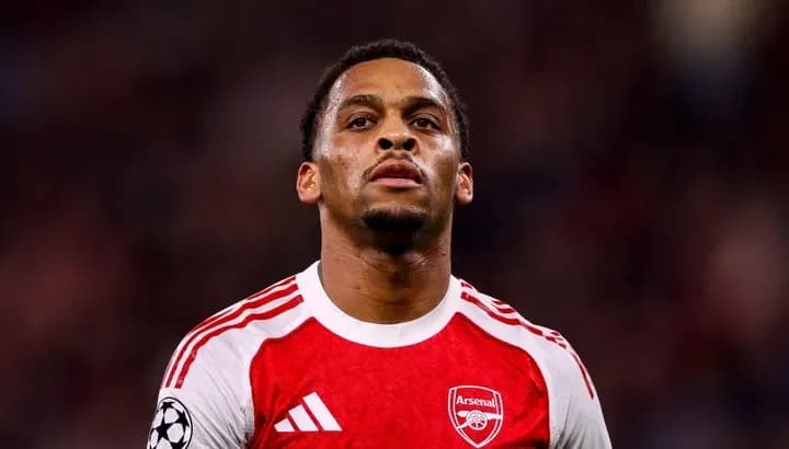 Jugador de Arsenal en acción durante el partido