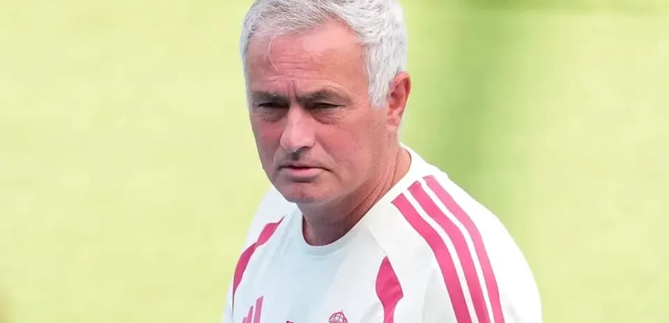 Entrenador de fútbol en sesión de entrenamiento