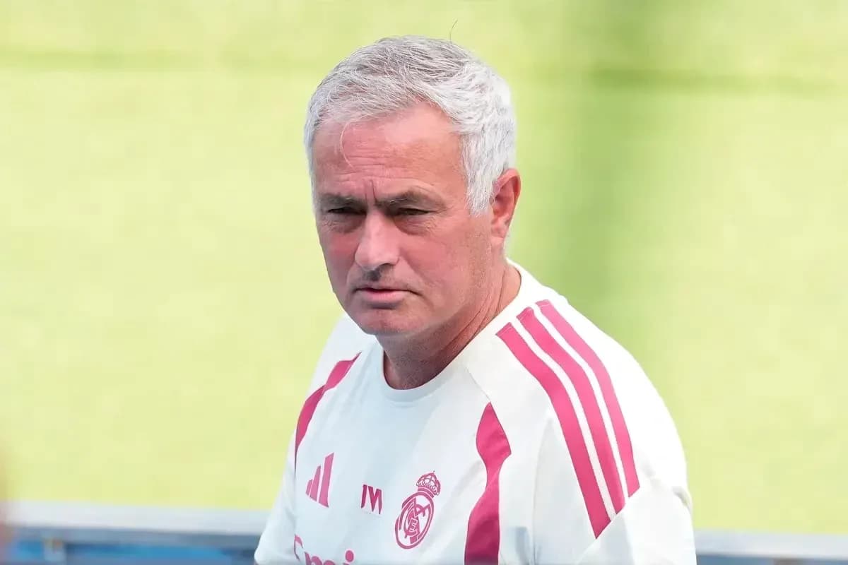 Entrenador de fútbol en sesión de entrenamiento