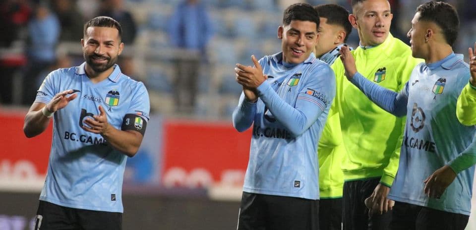Jugadores de O'Higgins celebrando en el partido
