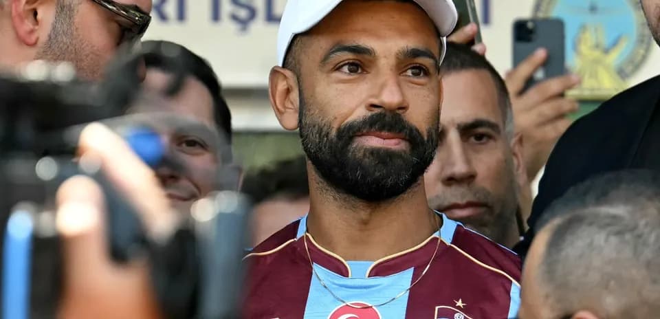 Jugador con camiseta de Trabzonspor rodeado de personas