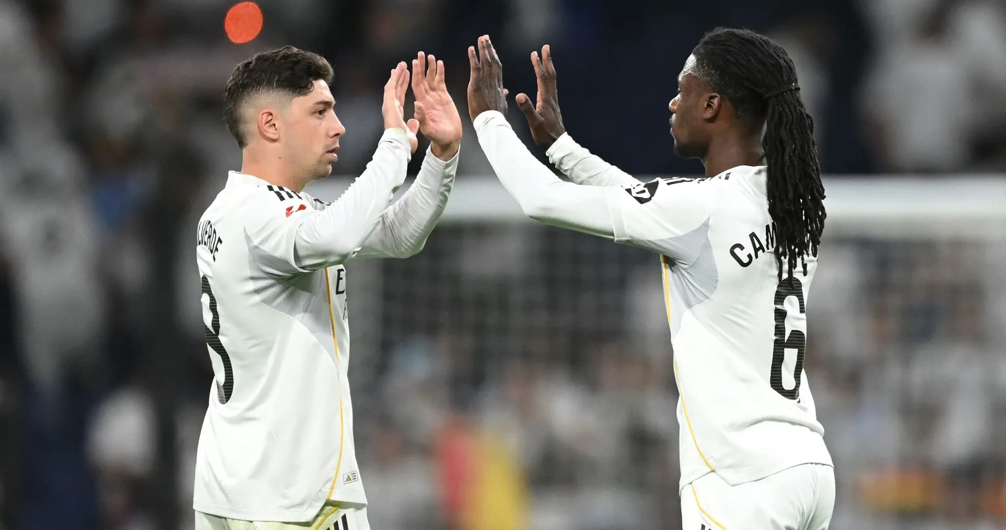 Jugadores chocando las manos en el campo