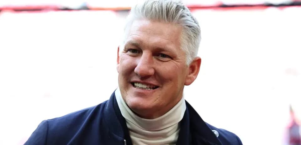 Hombre sonriendo en un entorno deportivo