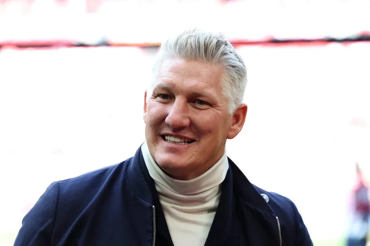 Hombre sonriendo en un entorno deportivo