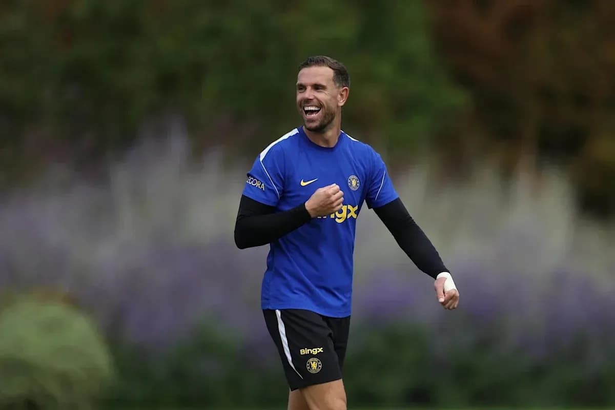 Jugador entrenando con camiseta azul en campo