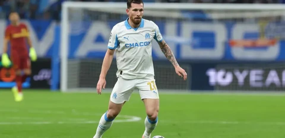 Jugador del Olympique de Marsella con balón en campo