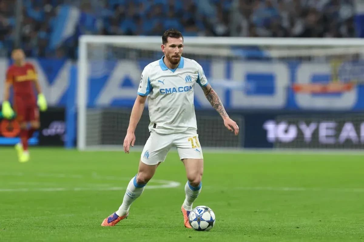 Jugador del Olympique de Marsella con balón en campo