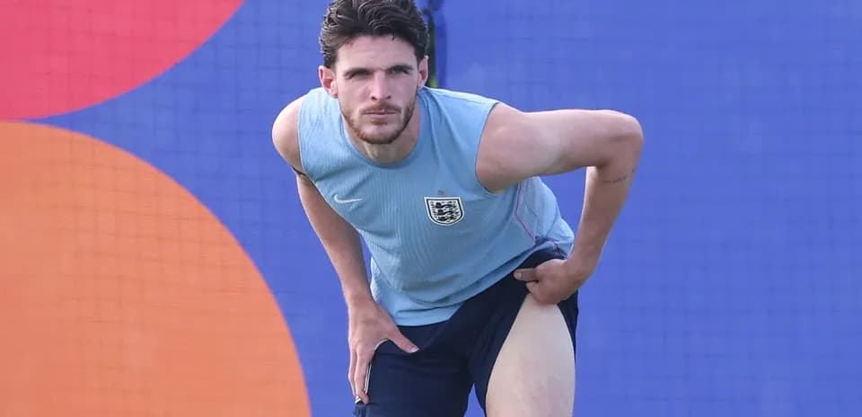 Jugador estirándose durante sesión de entrenamiento
