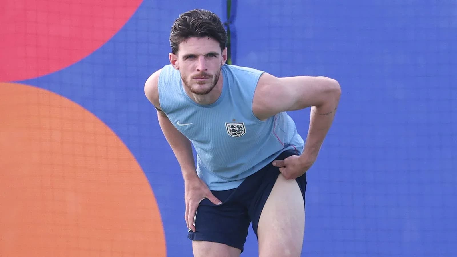 Jugador estirándose durante sesión de entrenamiento