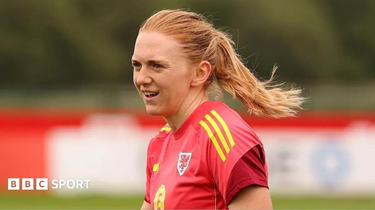 Jugadora de fútbol entrenando en camiseta roja