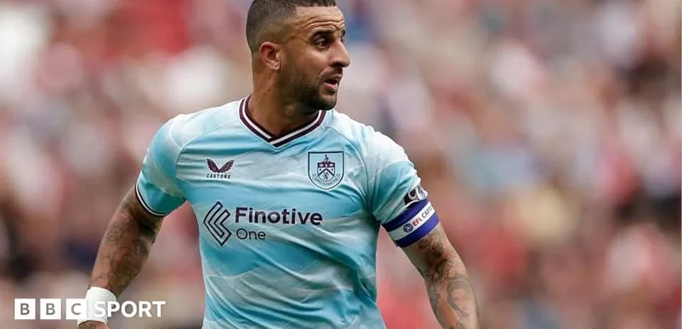 Jugador de Burnley corriendo en campo durante el partido