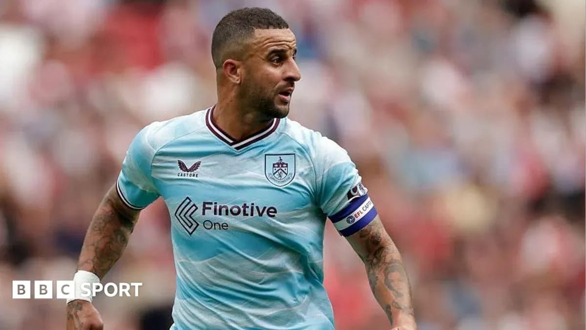 Jugador de Burnley corriendo en campo durante el partido