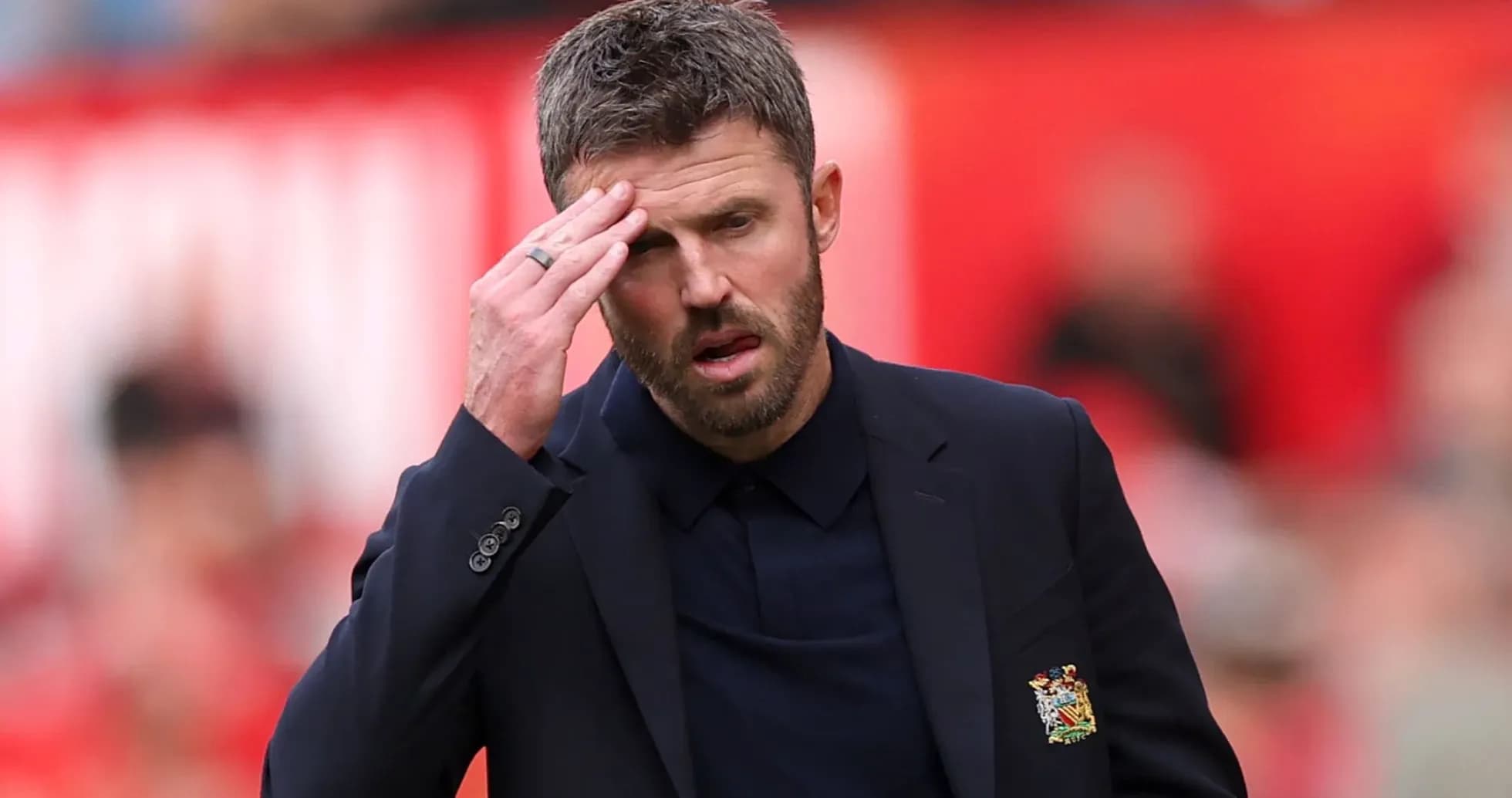 Entrenador con gesto pensativo durante el partido