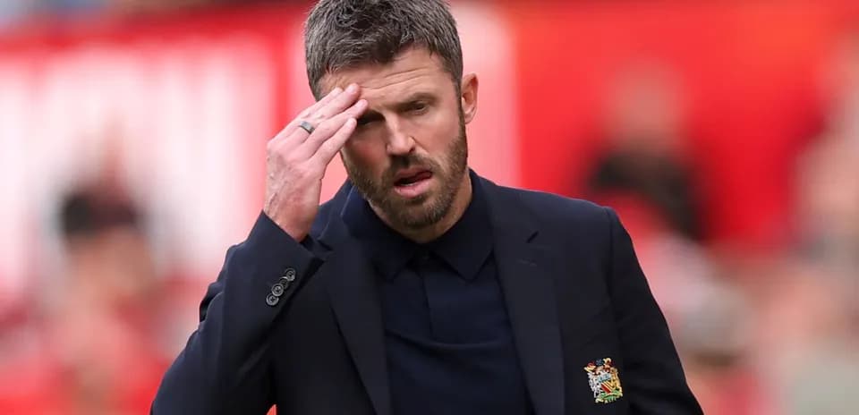 Entrenador con gesto pensativo durante el partido