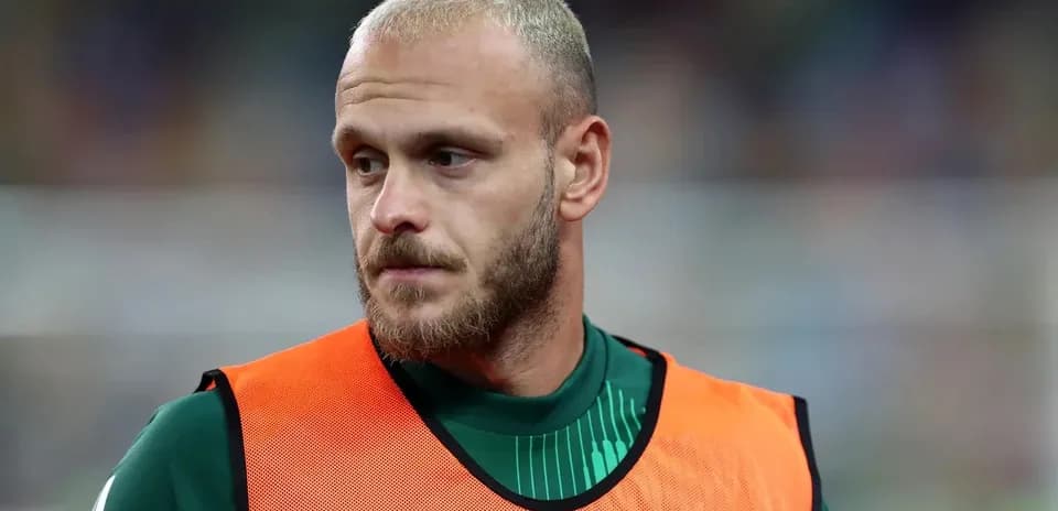 Jugador con pechera durante calentamiento en partido