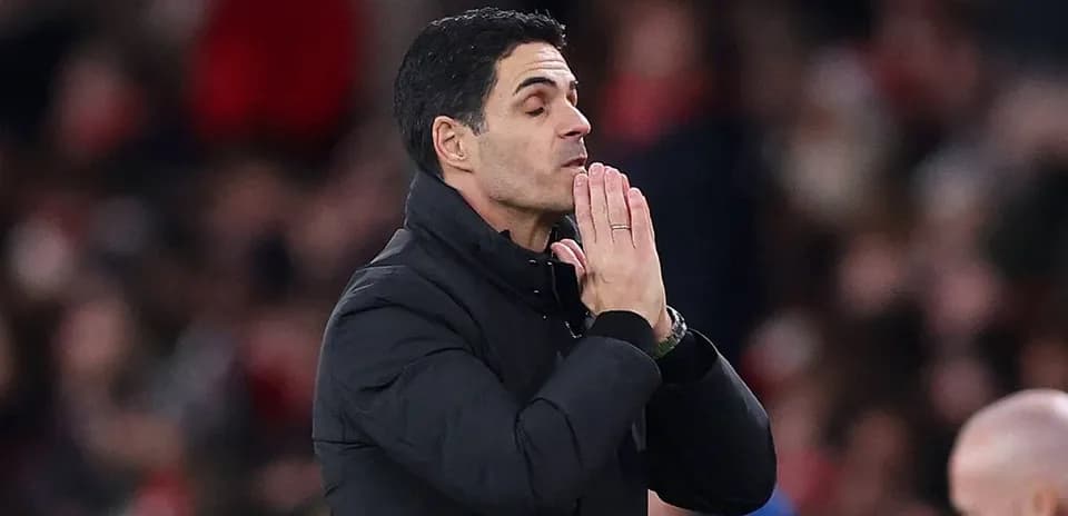 Entrenador en la banda con manos juntas