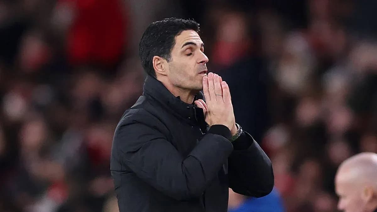 Entrenador en la banda con manos juntas