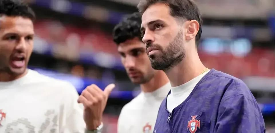 Tres jugadores de Portugal conversando antes del partido