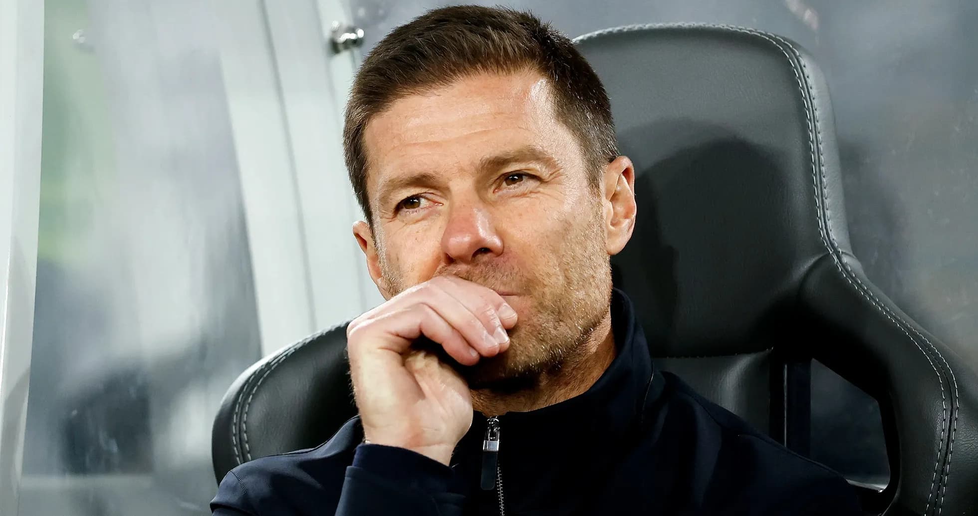 Entrenador en el banquillo durante el partido