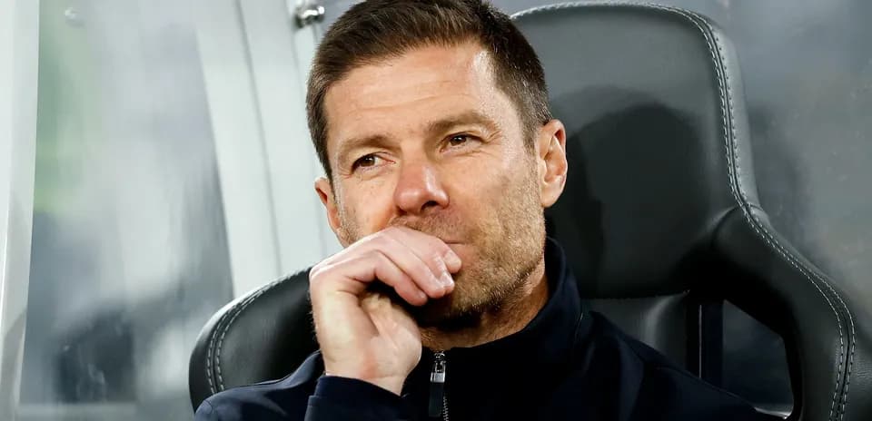 Entrenador en el banquillo durante el partido