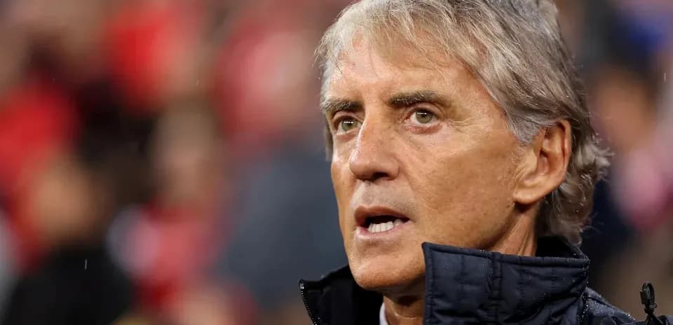 Entrenador observando el partido desde la línea lateral