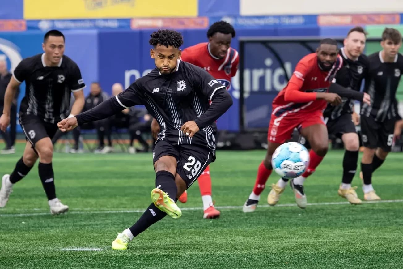 Jugador de Indy Eleven pateando un penal