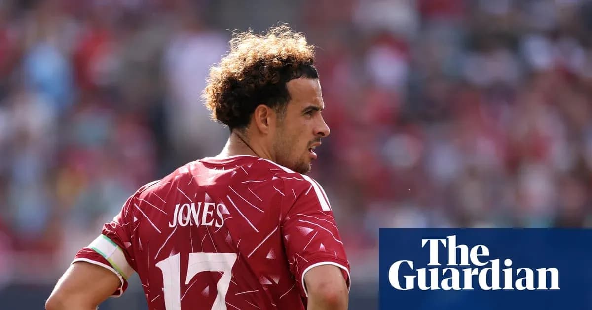 Jugador con camiseta roja mirando hacia atrás en el campo