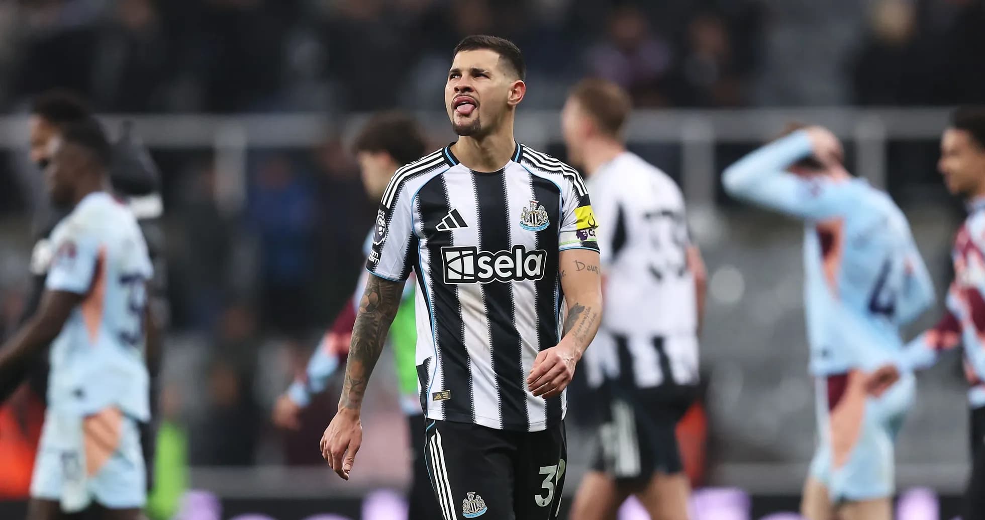 Jugador de Newcastle caminando tras el partido