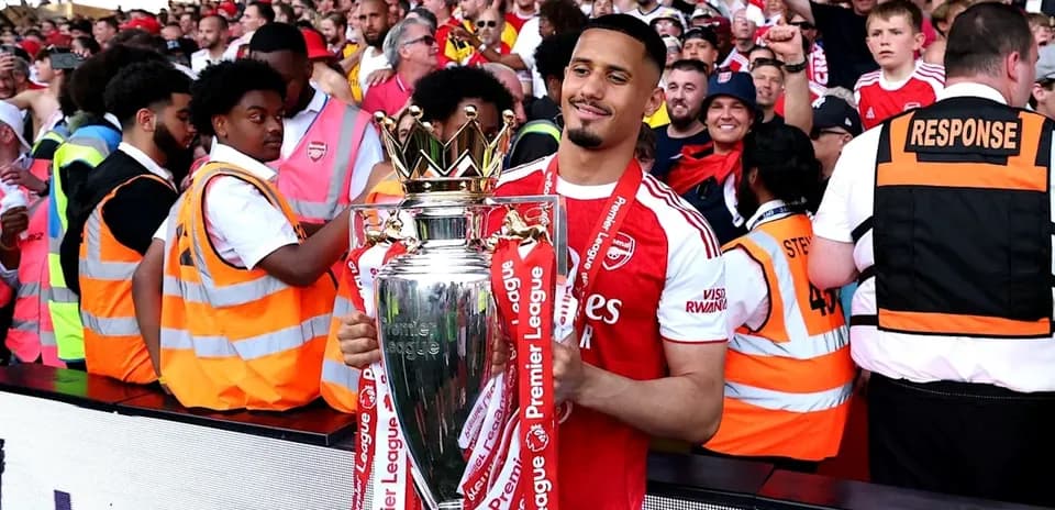 Jugador de Arsenal sosteniendo el trofeo de Premier League
