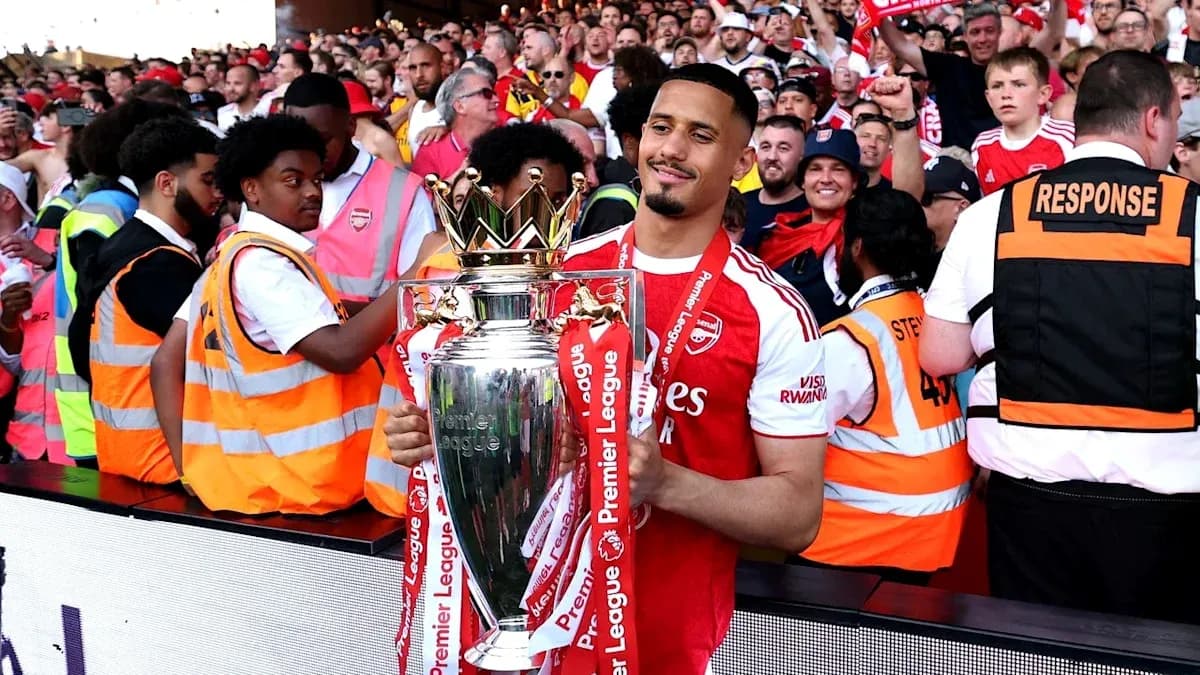 Jugador de Arsenal sosteniendo el trofeo de Premier League