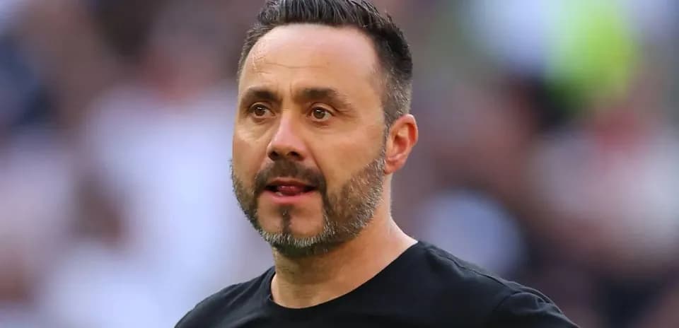 Entrenador observando el partido desde la línea