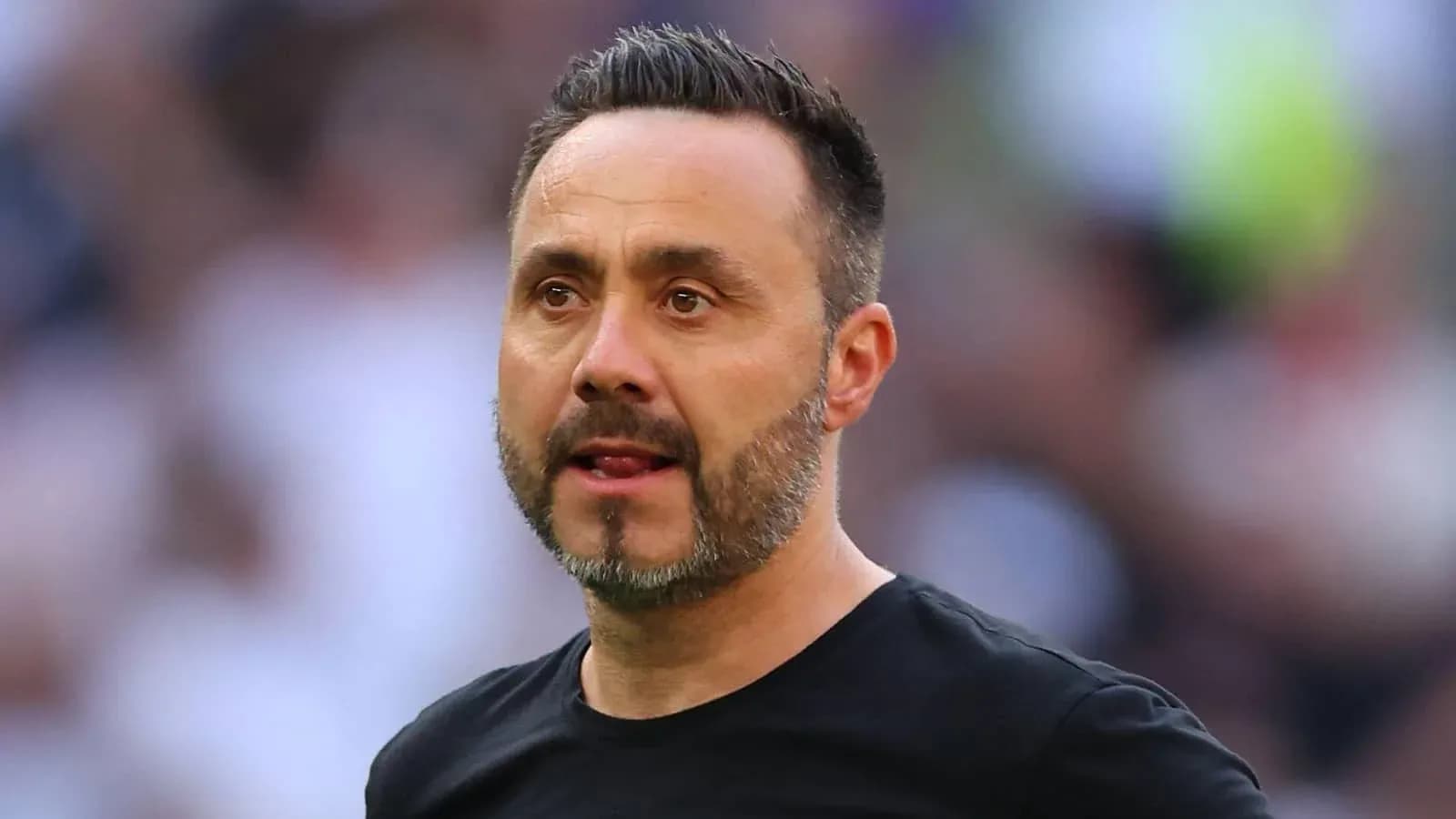 Entrenador observando el partido desde la línea