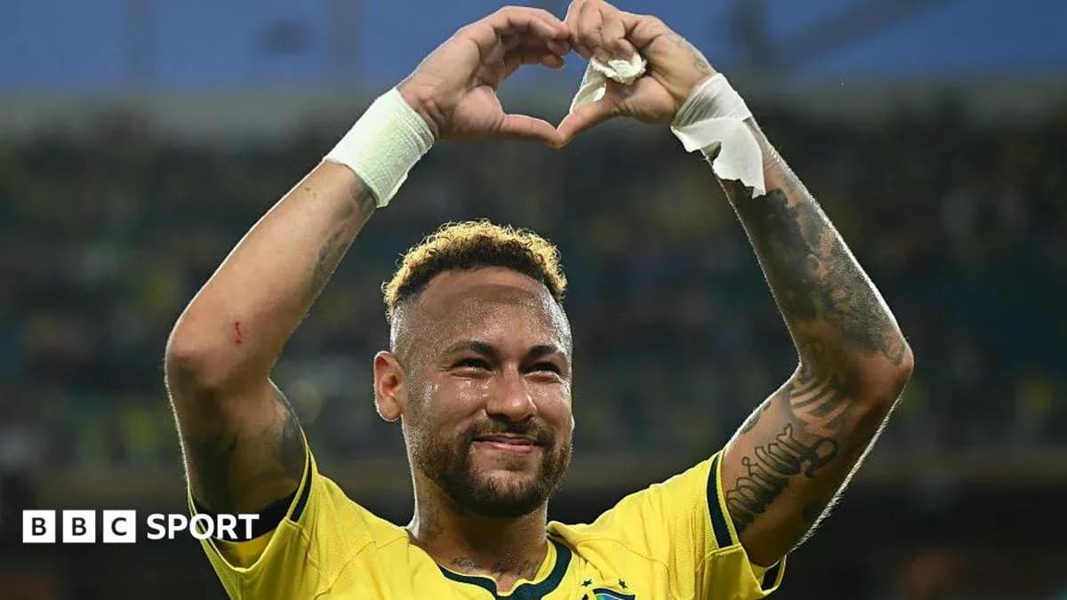 Neymar haciendo un corazón con las manos