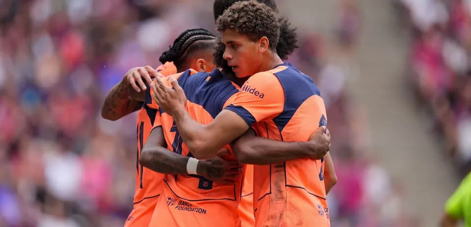 Jugadores abrazándose tras un gol en partido