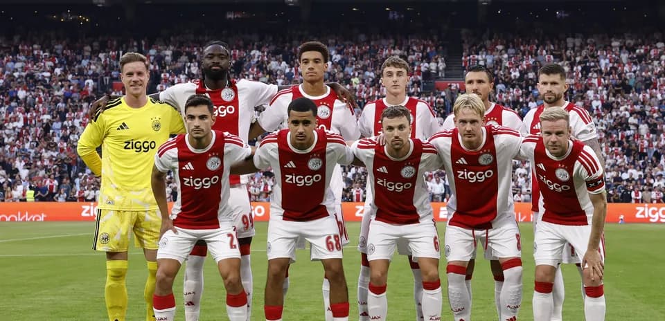 Equipo de Ajax posando en el campo antes del partido