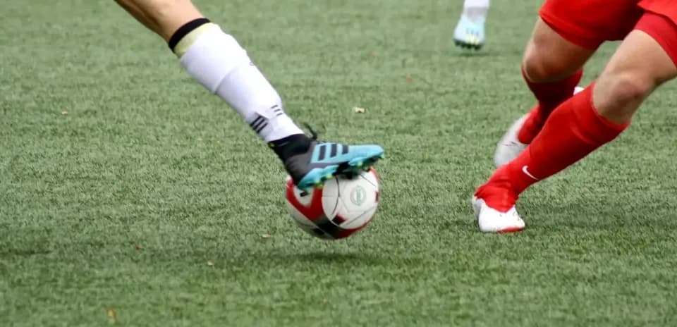 Jugadoras compitiendo por el balón en el fútbol