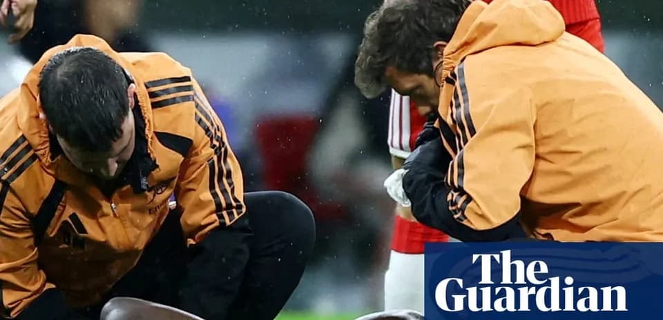 Médicos atendiendo a un jugador lesionado en el campo