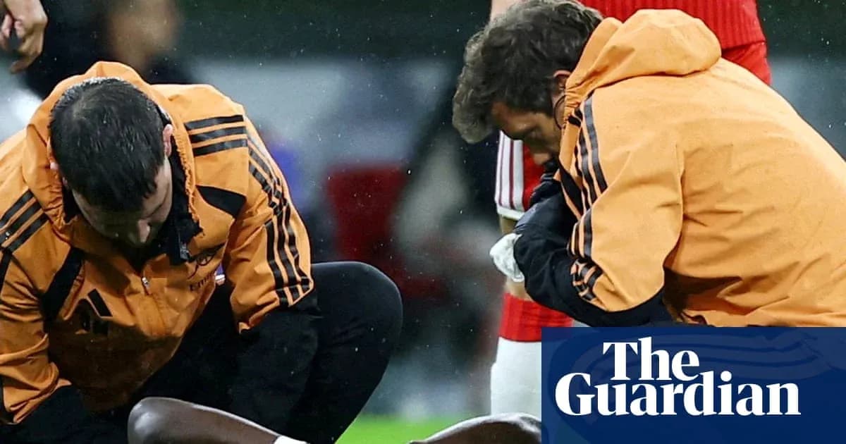 Médicos atendiendo a un jugador lesionado en el campo
